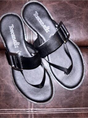 Toscanella Black Buckle Toe-Loop Sandals